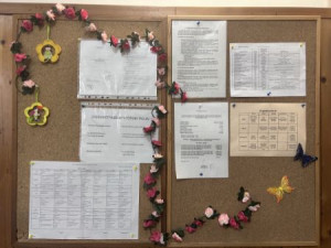 A kastély faliújságja tavaszi virágokkal és pillangókkal