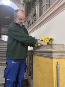 Férfi ellátottunk kihelyezte a nárcisz csokrot a kastély lépcső mellé