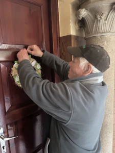 A húsvéti ajtódísz is a helyére került