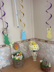 Egy csokor nárcisz is felkerült a sarokpolcra, illata átjárja a forfa étkezőjét.