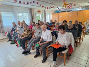 Lyukas zászlókkal a kezükben várták az ünnepség megnyitóját.