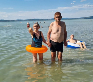 Fürdőzés a Balatonban
