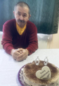 Az ünnepelt a tortájával