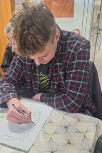 Férfi ellátottunk kvíz feladatsort csinál.