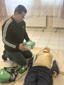 Defibrillátor alkalmazásának megbeszélése.