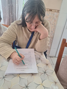 Húsvéti hagyományokról készült kvízt tölti női ellátottunk.