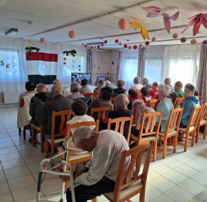 Ellátottjaink  az előadást figyelik.