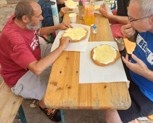 Az elengedhetetlen sajtos-tejfölös lángos.