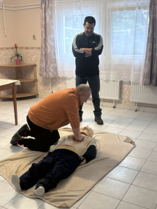 A dolgozók is kipróbálhatták az Ambu baba újraélesztését.