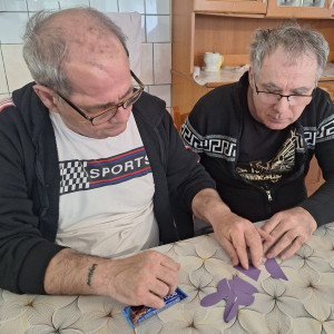 Csapatmunkában rakják a férfiak a nyuszis puzzle-t.