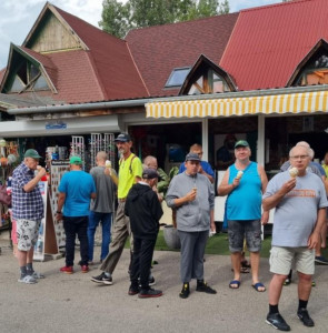 Fagylaltozás egy kellemes séta közben.