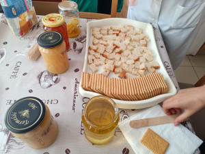 Tálcán a kóstolóhoz a keksz és a kenyérkockák, valamint a 4 féle méz