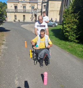 Mozgáskorlátozott ellátottjaink is kipróbálhatták az állomásokat