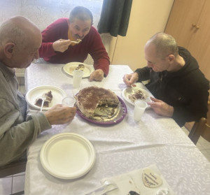 Társait megvendégelte tiramisu tortájából.