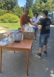 Ajándékcsomagok kiosztása