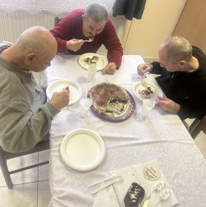 Ízlet a sütemény az ünnepeltnek és meghívottjainak is.