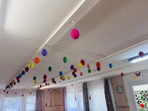 A mennyezetre felhelyeztünk a színes tojásokat