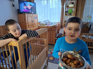 a kicsik is élvezték a fánkot