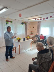 Ellátottunk humoros verset mondott a nyugdijasok spórolásáról