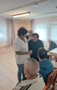 Saját maga költött versének előadása