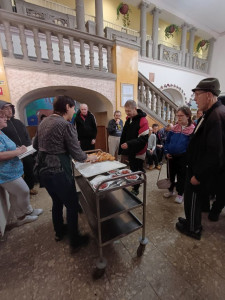 Sorban álltak a finomságért