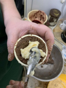 A keksztészta a külsejére került, bele a vaníliakrém