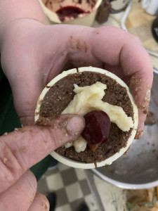 A közepébe egy szem meggy, keksz lett a talapzata