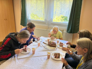 Örömmel fogyasztották a meglepetés tortát