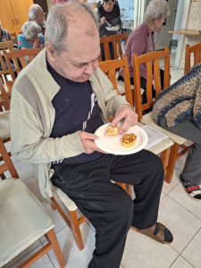 Finomságot falatozva