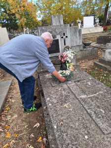 Elhunyt szüleire is helyezett el koszorút ellátottunk 