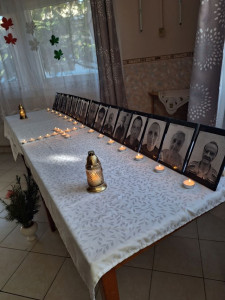 A sötétben csak a gyertyák égnek 