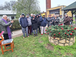 Frigyes atya megáldja és megszenteli koszorúnkat 