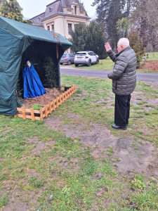 Frigyes atya megszenteli és megáldja a betlehemet 