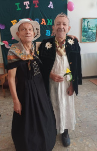 Más bőrébe bújni jó