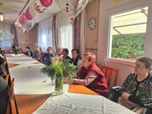 Meghatódva hallgatják a műsort