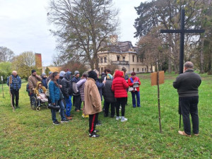 Vallásos ellátottak és dolgozók együtt 