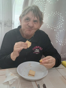 hölgy ellátottunk örömmel fogyasztja a süteményt