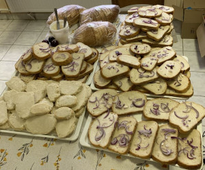 Zsíros kenyér lila hagymával