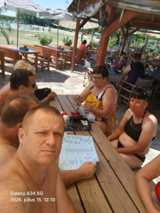 Közös étkezés a strand büféjében