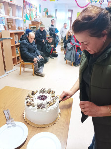 A fejlesztő foglalkoztató vezetője felszeli a díjként kapott tortát
