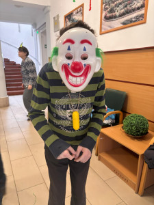 Pillanatképek a farsangi mulatságról- lakónk farsangi maszkban