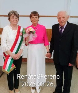 Az anyakönyvvezetővel.