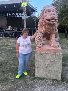 A kastély oroszlánjánál