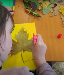 Készül a kép a lehullott falevél felhasználásával - kép a videóból