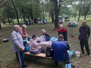 Dáka csapata előkészül a főzéshez.