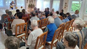 Minden jelenlévő a szentbeszédet hallgatja 