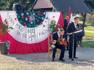 Ének gitárkísérettel egy testvérpár előadásában