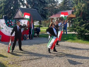 Tánc a nemzeti lobogóval