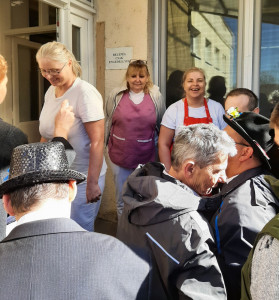 A konyhai dolgozók is örültek a locsolásnak