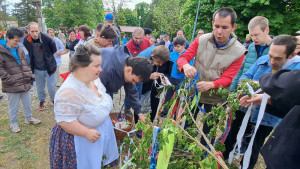 A lakók szalagokat kötöztek a májusfára